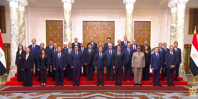 صورة تذكارية للحكومة الجديدة مع الرئيس السيسي