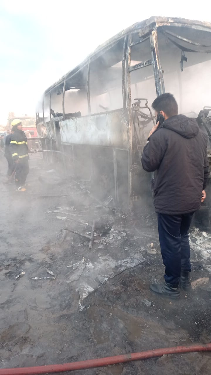 بدون إصابات.. حريق يلتهم أتوبيس رحلات في كفر الشيخ