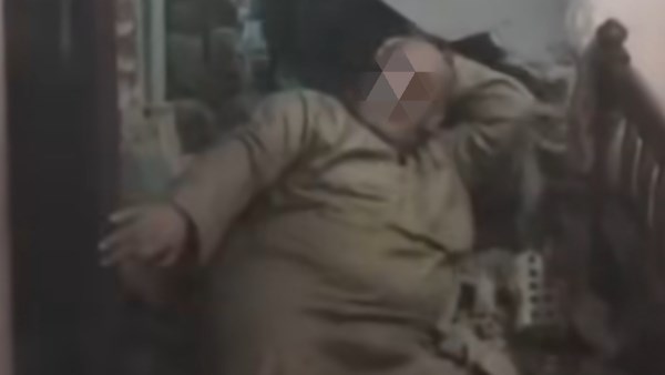 هدما جدار الغرفة.. شخصان يتعديان على شقيقهما بكفر الشيخ من أجل الميراث |فيديو