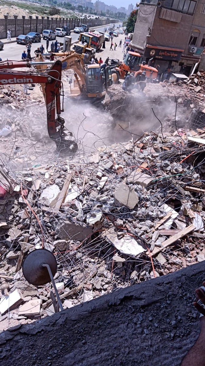 مشهد مؤلم في انهيار عقار إمبابة.. مصرع أم وأطفالها تحت الأنقاض