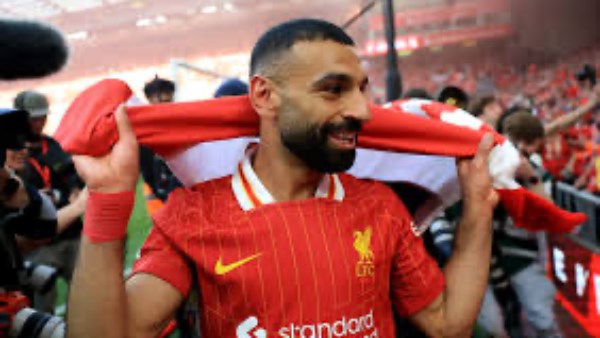 محمد صلاح يحتفل بفوز ليفربول بالدوري الإنجليزي ويرفع علم مصر عاليًا