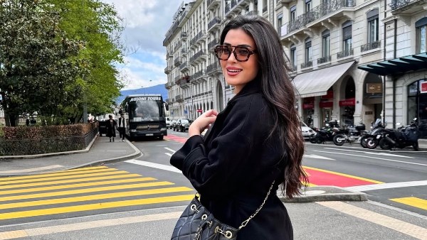 ميرنا نور الدين تتألق بالبالطو الأسود في أحدث ظهور