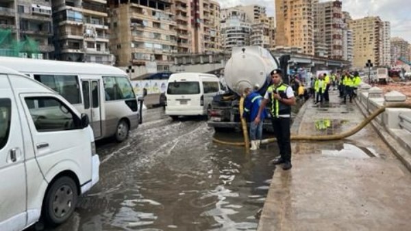 شاهد.. جهود الشرطة فى مواجهة الطقس السيئ بالإسكندرية