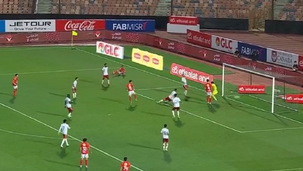 في الدقيقة 26.. كوكا يسجل الهدف الثاني للأهلي في شباك حرس الحدود