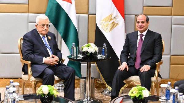 على هامش احتفالات يوم النصر.. الرئيس السيسي يدعم قرارات أبومازن ويطالب بوقف إطلاق النار بغزة