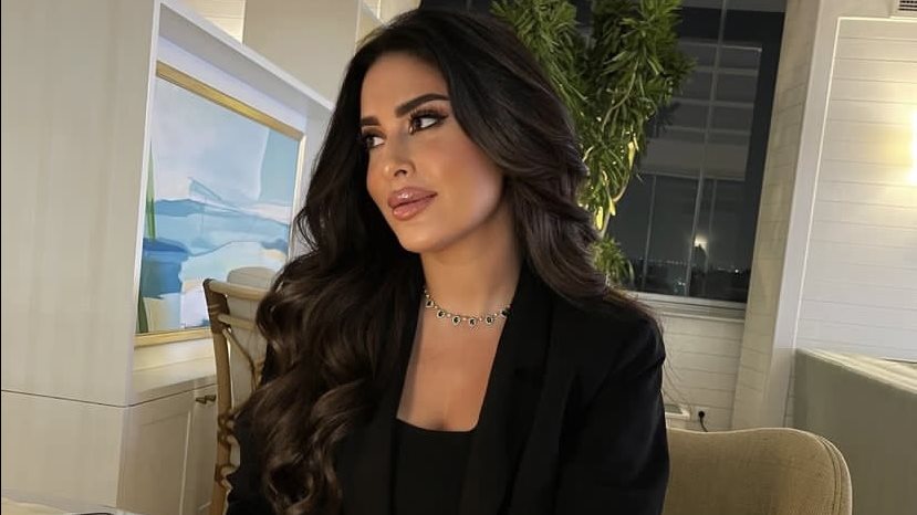ميرنا نور الدينا تخطف الأنظار بإطلالة فورمال