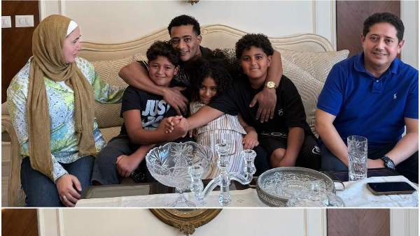 محمد رمضان يعلن الصلح بين ابنه وزميله بعد مشاجرة نيو جيزة