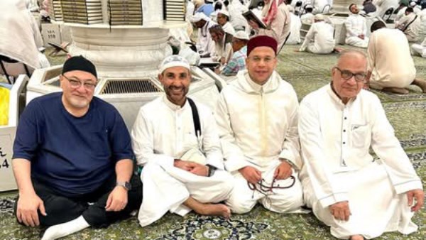 تبت إلى الله.. شاهد أحمد سعد رفقة شيوخ الأزهر داخل المسجد النبوي