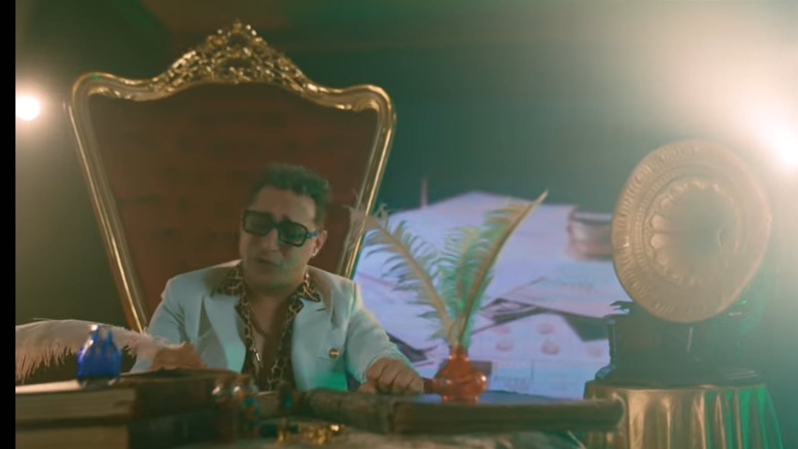 رضا البحراوي يعلن تأجيل نشاطه الفني بسبب مرض والدته