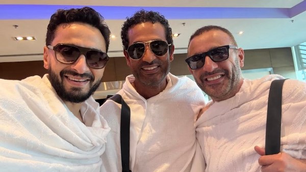بملابس الإحرام.. أحمد السقا في أحدث ظهور بصحبة عمرو سعد وحمادة هلال