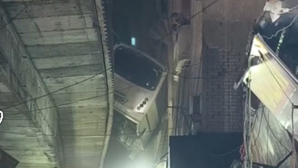 طار في الهوا | انحشار أتوبيس ركاب بين دائري بشتيل وعقار بجانب الطريق .. صور