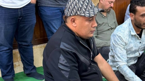 لحظة انهيار حمو بيكا في جنازة والده